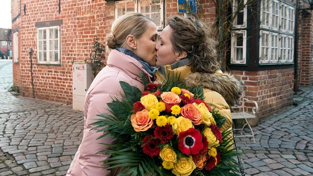 Margret (Solveig August) ist überrumpelt, als Agnes (Katja Preuß) sie plötzlich küsst.