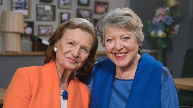 Bild: ARD/Nicole Manthey Marie-Luise Marjan übernimmt Gastrolle bei Rote Rosen: ab Folge 2788 zieht sie als Frederike Prinzessin zu Lüdecke im "Drei Könige" ein. Hier zusammen mit Brigitte Antonius als Johanna Jansen.
