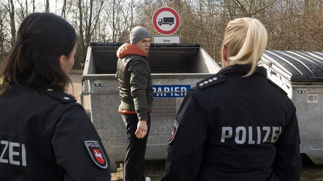 Marvin (Maurice Pawlewski) wird von Sandra (Theresa Hübchen) erwischt, als er seine Wut und Verletzung an einem Fahrrad auslässt: Mit Polizistin (Lisa Viegars).