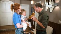 Mathias (Makke Schneider) ist so entzückt von Baby Louis (Jokke), dass er sich von Nici (Lucy Hellenbrecht) zu einem Kaffee überreden lässt.