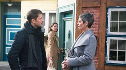 Mathis (Mickey Hardt, l. mit Samantha Viana) erfährt beunruhigt, dass Sydney (Cheryl Shepard) allein zu einem Gespräch mit Mielitzer fahren will.