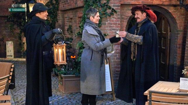 Bild: ARD/Nicole Manthey Mathis (Mickey Hardt) will Sydney (Cheryl Shepard) den Abschied von Lüneburg erleichtern und entführt sie mit einer historischen Führung in die Geschichte (mit Hermann Toelcke).