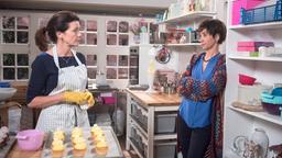 Merle (Anja Franke) ärgert sich vor Helen (Patricia Schäfer), dass das Gespräch mit Gunter so schlecht gelaufen ist.