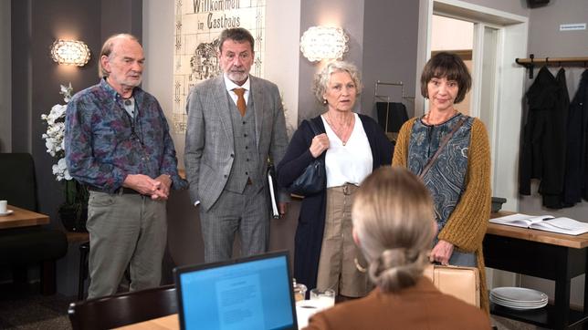 Bild: ARD/Nicole Manthey Merle (Anja Franke) entlarvt vor Amelie (Lara-Isabelle Rentinck), Hannes (Claus Dieter Clausnitzer), Gunter (Hermann Toelcke) und Dörte (Edelgard Hansen), "Dorados" Zugeständnisse an den Umweltschutz, als Etikettenschwindel.