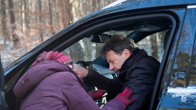 Bild: ARD/Nicole Manthey Merle (Anja Franke) findet den verletzten Gunter (Hermann Toelcke).