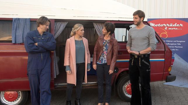 Bild: ARD/Nicole Manthey Merle (Anja Franke) ist froh, als Ben (Hakim Michael Meziani), Britta (Jelena Mitschke) und Christian (Marlon Putzke) sich bereit erklären, auch noch Extrawünsche für das Wohnmobil zu erledigen.