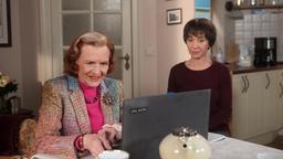 Merle (Anja Franke) ist überrascht, dass Johannas (Brigitte Antonius) Trick bei der Online-Therapie zu funktionieren scheint.