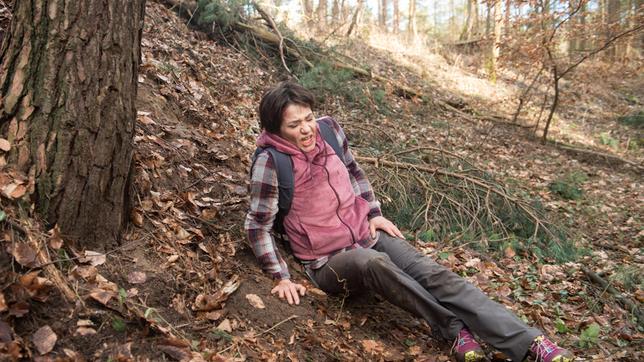 Bild: ARD/Nicole Manthey Merle (Anja Franke) stürzt unglücklich im Wald. Sie stellt geschockt fest, dass ihr Bein gebrochen ist und ihr niemand helfen kann.