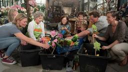 Merle (Anja Franke) und Inge (Peggy Lukac) veranstalten einen Workshop, wie man Kinder spielerisch an Gartengestaltung heranführt (mit Komparsen).