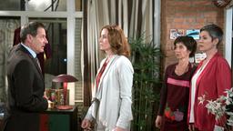 Merle (Anja Franke) und Sydney (Cheryl Shepard) sind entsetzt, als Gunter (Hermann Toelcke) Sandra (Jutta Fastian) des Diebstahls bezichtigt.