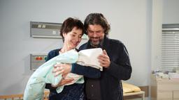 Merle (Anja Franke) und Volker (Gregory B. Waldis) freuen sind auf ihre gemeinsame Zeit mit Baby Kaspar.