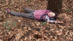 Merle (Anja Franke) verirrt sich beim Wandern im Wendland-Wald und hat einen schweren Unfall.