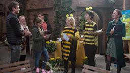 Merle (Anja Franke, 2.v.r. mit Maria Fuchs) will mit Erika (Madeleine Lierck-Wien) im Bienenkostüm Sympathiepunkte sammeln. Bestürzt stellt sie fest, dass Luke (Oliver Franck) auf dieselbe Idee gekommen ist (mit Komparsen).