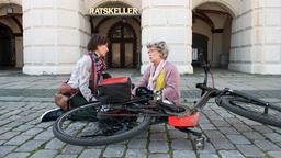 Merle (Anja Franke) wird Zeugin, als Inge (Peggy Lukac) mit ihrem E-Bike, von einer Blondine im Sportwagen umgefahren wird.