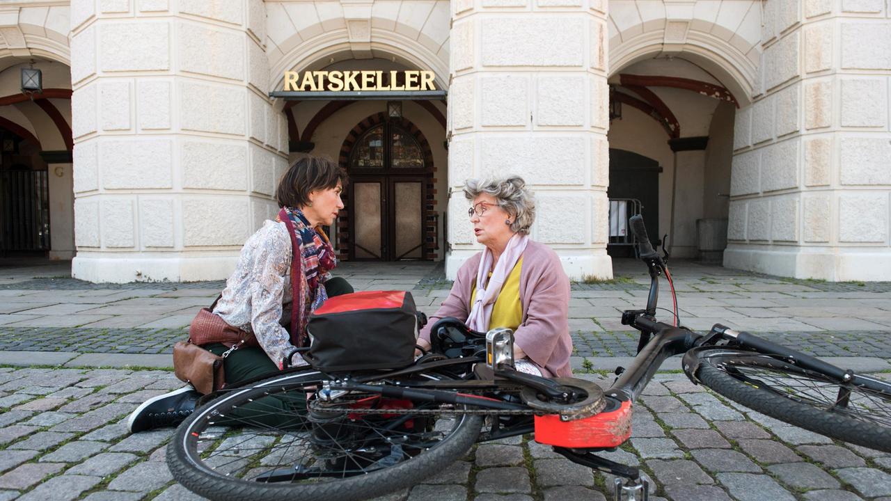 Merle (Anja Franke) wird Zeugin, als Inge (Peggy Lukac) mit ihrem E-Bike, von einer Blondine im Sportwagen umgefahren wird.