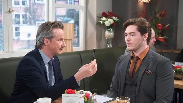 Bild: ARD/Nicole Manthey Mielitzer (David C. Bunners) bietet Theo (Frederic Böhle) eine Lösung für dessen finanzielle Misere, die Theos Moral auf die Probe stellt …