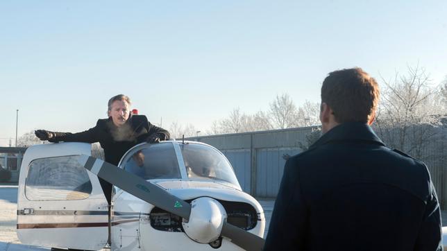 Bild: ARD/Nicole Manthey Mielitzer (David C. Bunners) will sich mit Merles Flugzeug absetzen (mit Constantin Lücke).