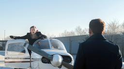 Mielitzer (David C. Bunners) will sich mit Merles Flugzeug absetzen (mit Constantin Lücke).