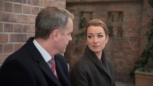 Bild: ARD/Nicole Manthey Mit der Erkenntnis, wie kurz das Leben sein kann, finden Carla (Maria Fuchs) und Torben (Joachim Kretzer) wieder zu einer zaghaften Annäherung …