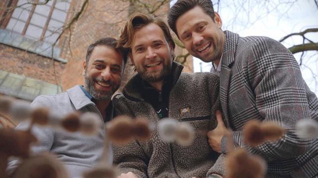 Mo (Yunus Cumartpay), Julius (Jan Stapelfeldt) und Simon (Thore Lüthje) sind glücklich - Olivia schenkt den drei Männern ihr erstes Lächeln.