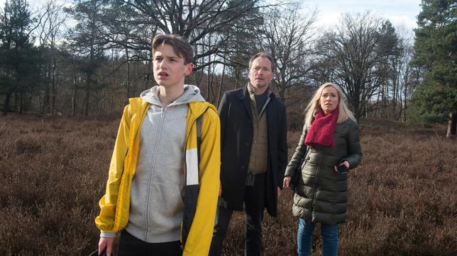 Bild: ARD/Nicole Manthey Mona (Jana Hora-Goosmann), Andreas (Herbert Schäfer) und Sascha (Nevio Wendt) müssen den Absturz hilflos mitansehen.
