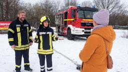 Mona (Jana Hora-Goosmann) erfährt, dass sie beim Parcours des Feuerwehrfestes ziemlich dürftig abgeschnitten hat. Trotzdem will sie Jens (Martin Luding) und Sara (Antonia Jungwirth) beweisen, dass sie die offizielle Prüfung schaffen kann.