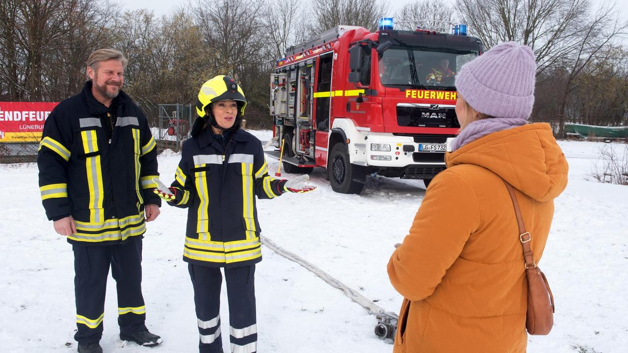 Mona (Jana Hora-Goosmann) erfährt, dass sie beim Parcours des Feuerwehrfestes ziemlich dürftig abgeschnitten hat. Trotzdem will sie Jens (Martin Luding) und Sara (Antonia Jungwirth) beweisen, dass sie die offizielle Prüfung schaffen kann.