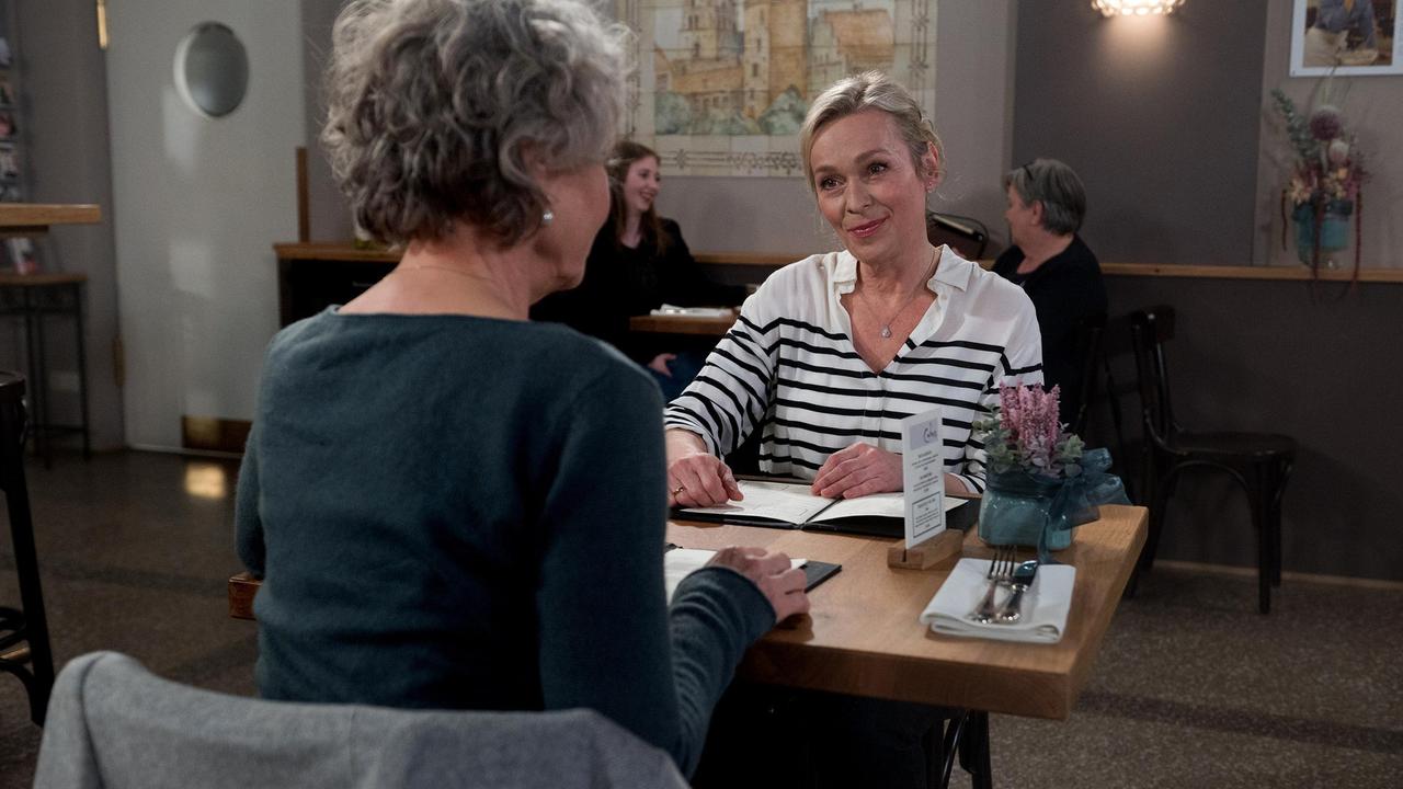 Mona (Jana Hora-Goosmann) erzählt Dörte (Edelgard Hansen), dass sie sich wünscht, Sara würde nach Bremen ziehen.