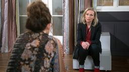 Mona (Jana Hora-Goosmann) gibt vor Tatjana (Judith Sehrbrock) zu, dass ihr Vertrauen in Andreas angeschlagen ist.