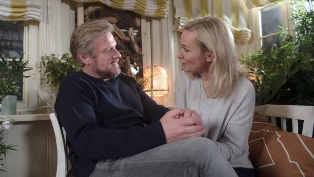 Bild: ARD/Nicole Manthey Mona (Jana Hora-Goosmann) ist glücklich, mit Jens (Martin Luding) einen Mann an ihrer Seite zu haben, der sie beruflich vorbehaltlos unterstützt.