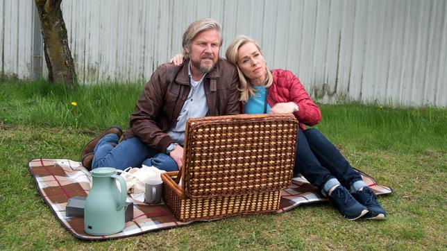 Bild: ARD/Nicole Manthey Mona (Jana Hora-Goosmann) macht sich Sorgen, um Jens’ (Martin Luding) Gemütszustand.