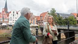 Mona (Jana Hora-Goosmann) reist in ihre alte Heimat Lüneburg und freut sich, als sie mit Thomas (Gerry Hungbauer) eine vertraute Person aus ihrer Jugend wieder trifft.
