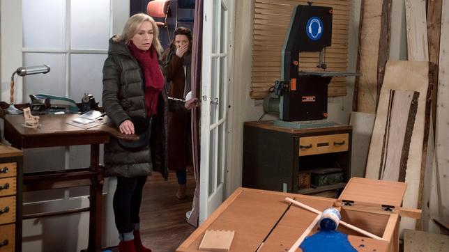 Bild: ARD/Nicole Manthey Mona (Jana Hora-Goosmann) und Tatjana (Judith Sehrbrock) stellen erschrocken fest, dass in die Werkstatt eingebrochen wurde.