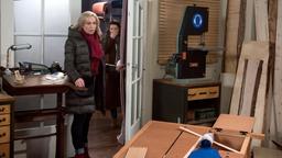 Mona (Jana Hora-Goosmann) und Tatjana (Judith Sehrbrock) stellen erschrocken fest, dass in die Werkstatt eingebrochen wurde.