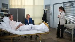 Mona (Jana Hora-Goosmann) und Tatjana (Judith Sehrbrock) streiten sich an Andreas‘ (Herbert Schäfer) Krankenbett.