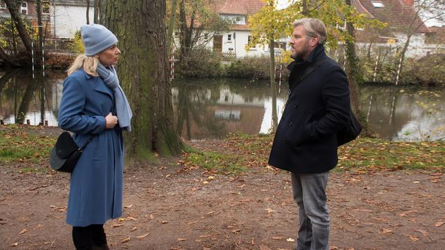 Bild: ARD/Nicole Manthey Mona (Jana Hora-Goosmann) unterstellt Jens (Martin Luding) wütend, dass er sie aus persönlichen Motiven hat durchfallen lassen.