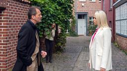 Monas (Jana Hora-Goosmann, h.) Eifersucht wird geschürt, als sie Andreas (Herbert Schäfer) zusammen mit Amelie (Lara-Isabelle Rentinck) sieht.