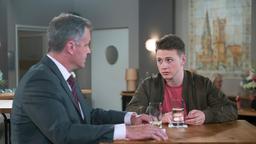 Moritz (Felix Jordan) erfährt durch Torben (Joachim Kretzer), wie ernst Eteris Lage ist.