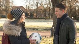 Moritz (Felix Jordan) freut sich, als er Eteri (Marija Mauer) wiedersieht und lässt sich auf ein Fußballspiel mit ihr ein.