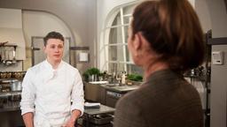 Moritz (Felix Jordan) ist bestürzt, als Carla (Maria Fuchs) seinen Ausbildungsvertrag auflöst.