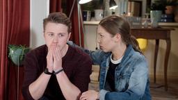 Moritz (Felix Jordan) lässt sich von Eteri (Marija Mauer) überzeugen, seine Unfallbeteiligung zu vertuschen.