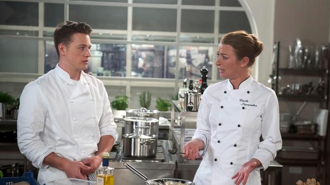 Bild: ARD/Nicole Manthey Moritz (Felix Jordan) wird nervös, als Carla (Maria Fuchs) von ihm verlangt, ein neues Rezept zu entwickeln.