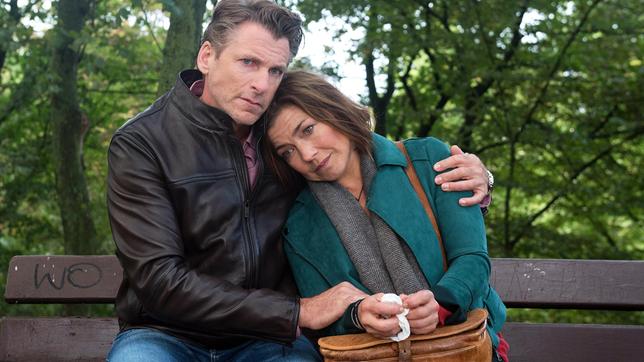 Bild: ARD/Nicole Manthey Nach der Trennung von Alex, sucht Astrid (Claudia Schmutzler) freundschaftlichen Trost bei Henning (Herbert Ulrich).