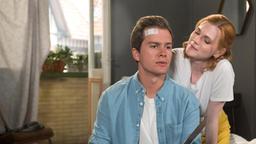 Nici (Lucy Hellenbrecht) ist gerührt amüsiert, als Finn (Lucas Bauer) eifersüchtig auf Tom reagiert.