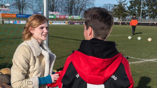 Bild: NDR/ARD/Nicole Manthey Nici (Lucy Hellenbrecht) und ihr Unbekannter erleben, ein magisches Wiedersehen (Lucas Bauer)