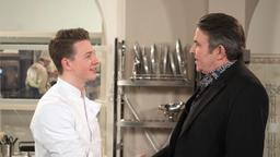 Nicos (Markus Graf) bietet Moritz (Felix Jordan) einen Ausbildungsvertrag an.