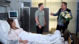 Nicos (Markus Graf) entschuldigt sich bei Eteri (Marija Mauer, l. mit Felix Jordan), dass sie durch sein Verhalten in der Notaufnahme warten musste.