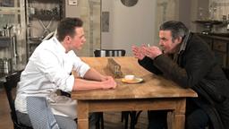 Nicos (Markus Graf) muss akzeptieren, dass Moritz (Felix Jordan) ihm mit dem Wildschwein nicht mehr helfen wird.