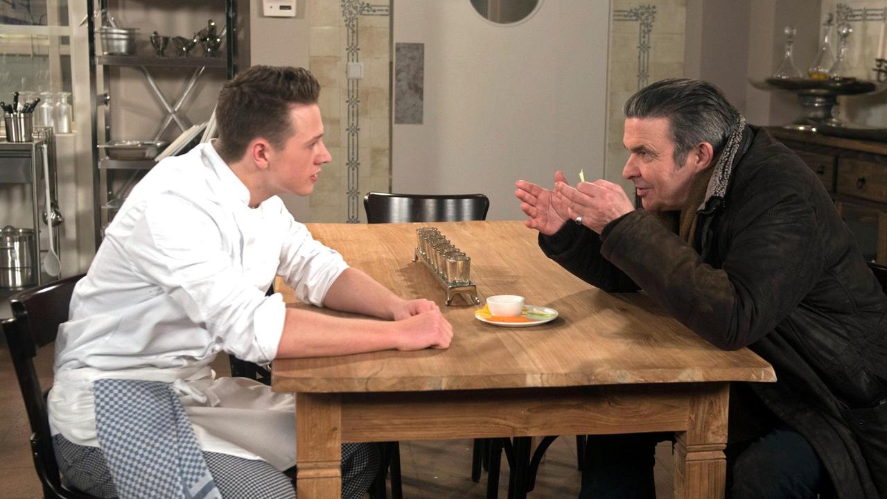Nicos (Markus Graf) muss akzeptieren, dass Moritz (Felix Jordan) ihm mit dem Wildschwein nicht mehr helfen wird.