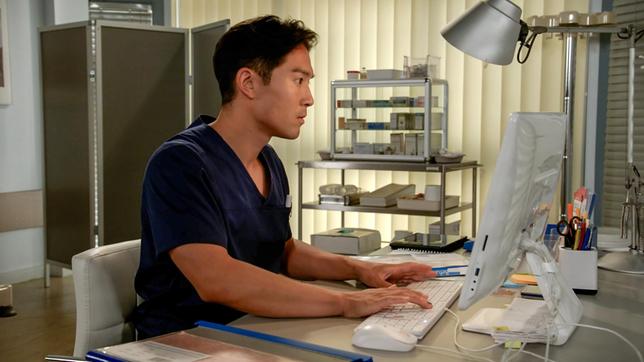 Noah (Jan Liem) vermutet, dass sein Chefarzt eine Fehldiagnose vertuschen will. Er verschafft sich heimlich Zugang zur Patientenakte, findet aber keine Hinweise.